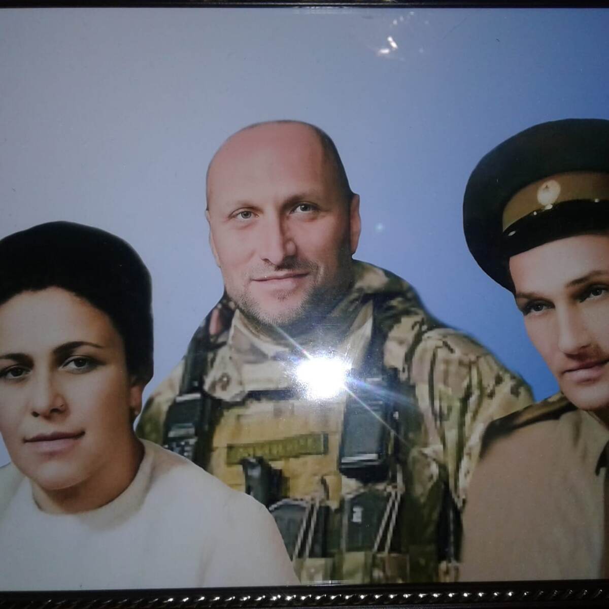 На фотографии (слева-направо): Туча Дзкуя-Харабуа, её сын, Владимир (Микич) Харабуа, и её супруг Родион Харабуа. 