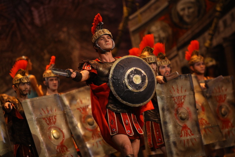    Как рассказывают собеседники газеты из мира балета, перед спектаклем реквизит, безусловно, должен проверяться на предмет опасности для артистов, а те же мечи не должны быть острыми (на фото — сцена из балета «Спартак» 2013 г.).   
Фото: «БИЗНЕС Online»