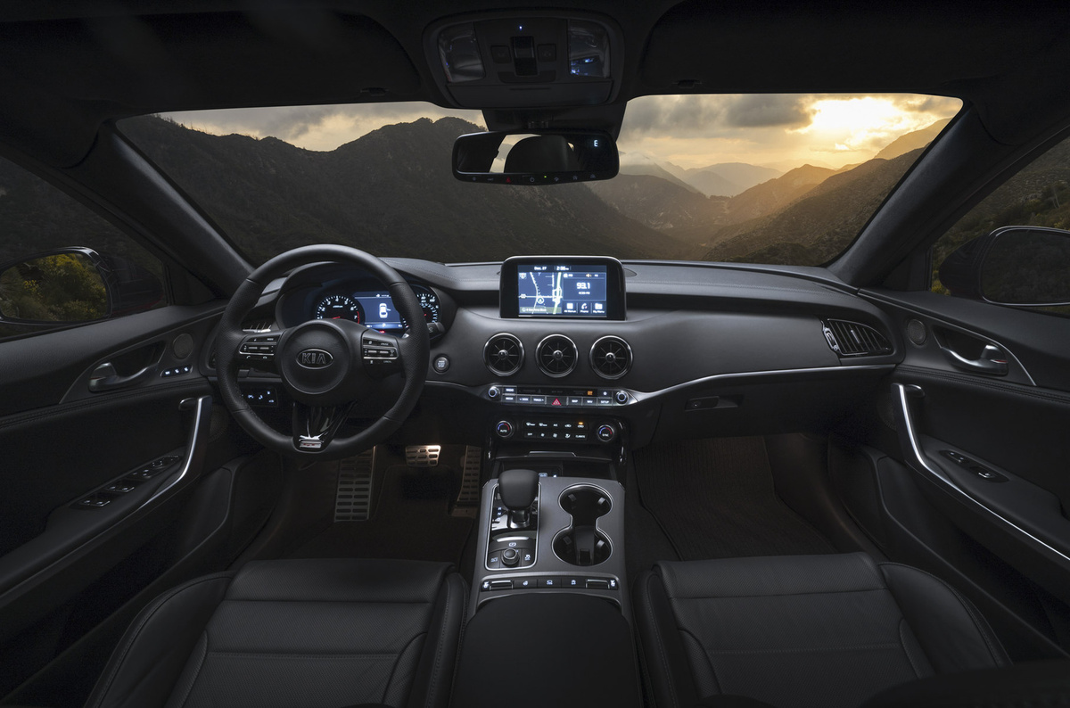    Stinger — это попытка создать практичный гран-турер на каждый день и для любых ситуаций. Он вместительный, комфортабельный, достаточно тихий и шустрый. Предлагались разные силовые установки, включая дизельный двигатель объёмом 2,2 литра. Топовый — бензиновый 3,3-литровый V6 с двумя турбокомпрессорами (до 373 л.с.).   
Kia