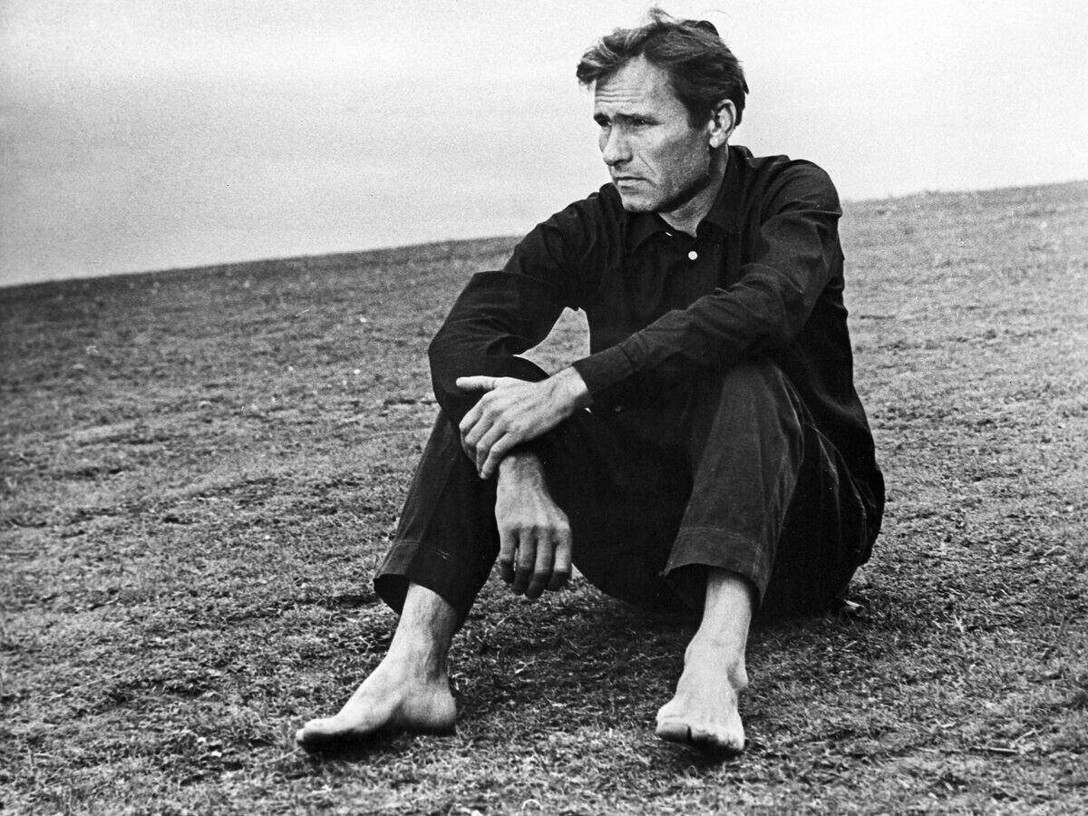    Кадр из фильма режиссера Василия Шукшина "Печки-лавочки". Иван Расторгуев - актер Василий Шукшин. Центральная киностудия детских и юношеских фильмов имени М.Горького© РИА Новости