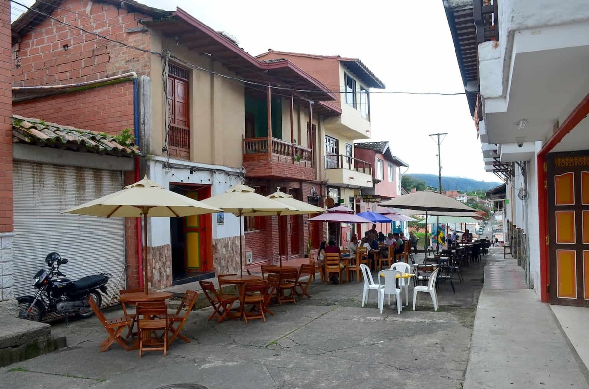 Улица, отходящая от главной площади, с множеством кафе.