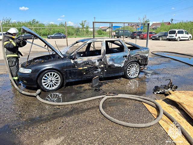 В Твери под прямыми лучами солнца сгорел автомобиль