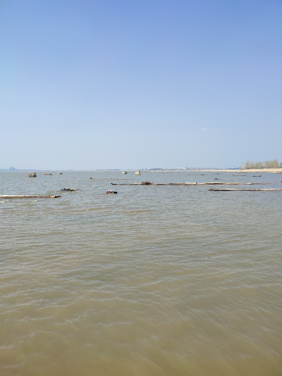 Южная оконечность острова. Одиночные бетонные конструкции. Май 2022г.