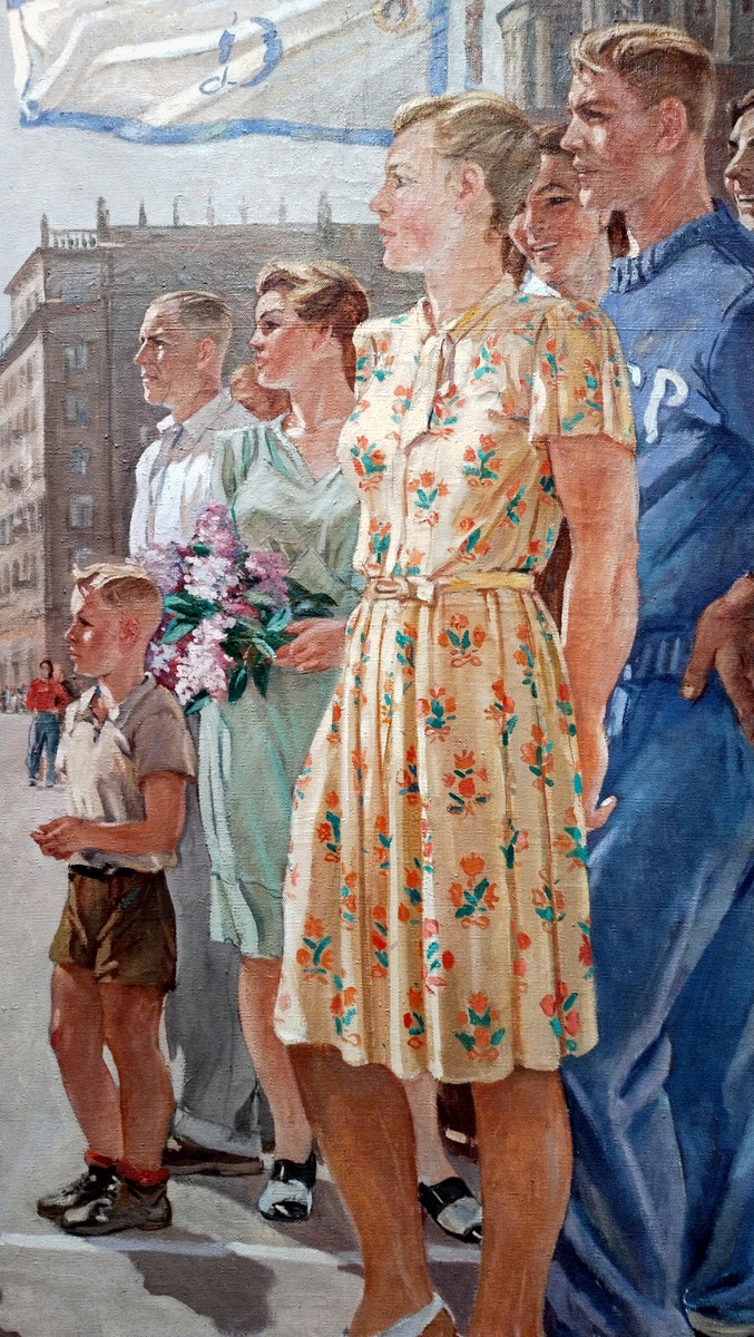 Автопортрет художника Александра Дейнеки на картине «Эстафета по кольцу», 1947, фрагмент (дальний мужчина, стоящий за мальчиком)