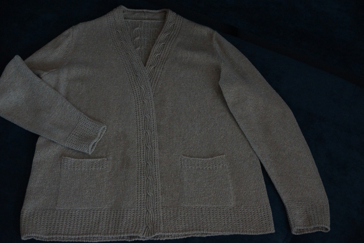 Кардиган из хлопка с буретом. Фото на манекене вытянуть не получилось, поэтому дополнительно несколько фотографий на темном фоне в разложенном виде. 