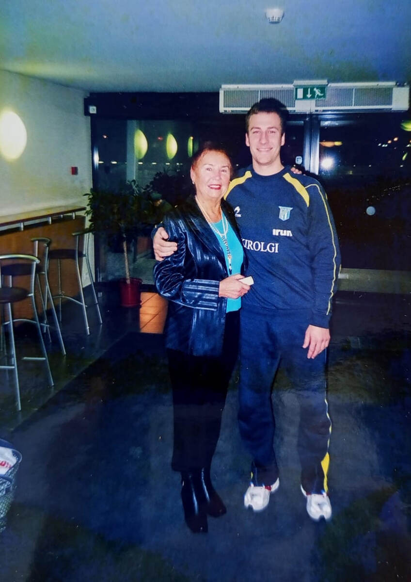    2017 год. Александр Тюменцев-старший с бабушкой Анной Павловной - мамой героя интервью