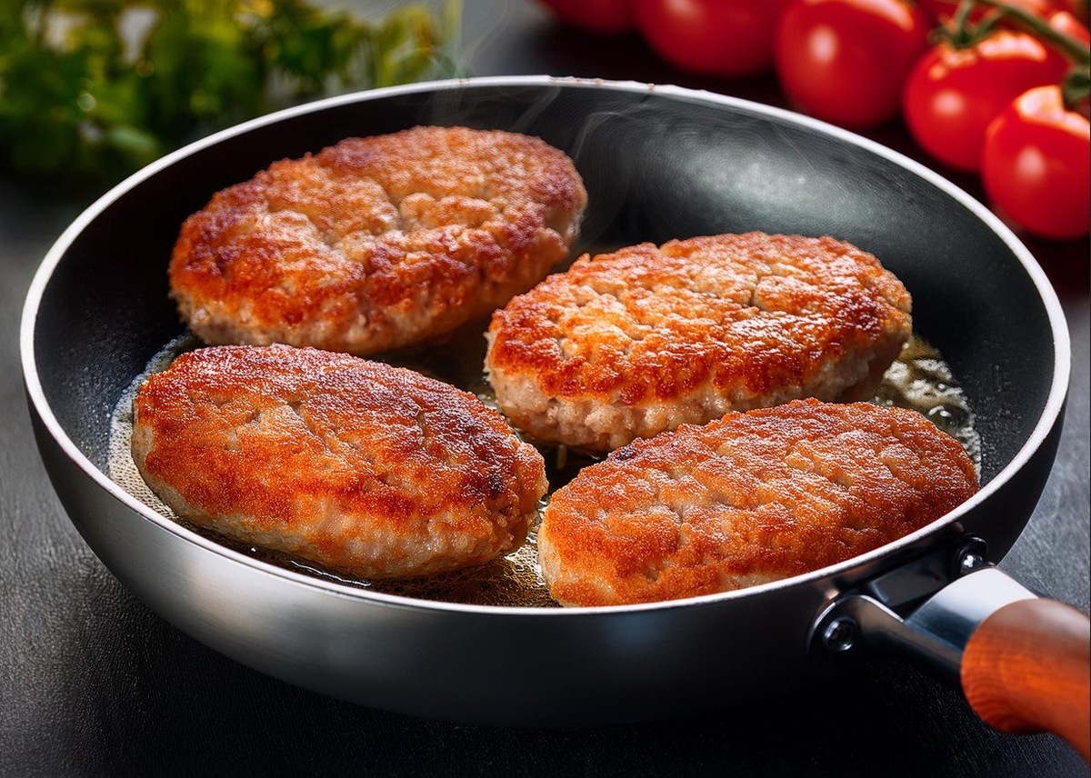 Что опытные хозяйки кладут в котлеты вместо хлеба: запомните эти вкусные альтернативы / Фото: Pogovorim.by