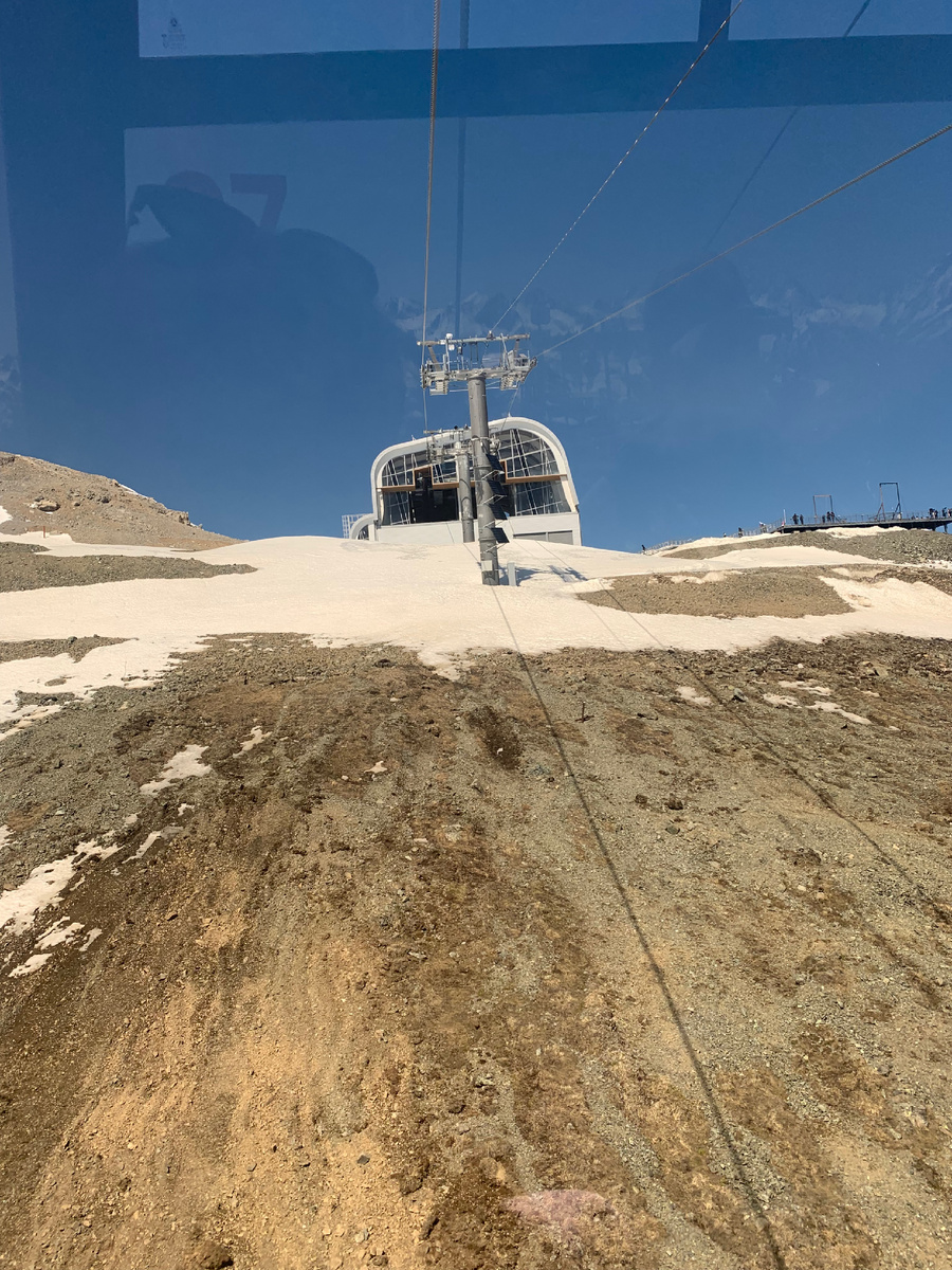 Верхушка подъемника . Высота 3030 метров над уровнем моря. 