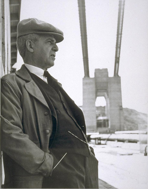 Джозеф Штраус на фоне недостроенного моста (1936)