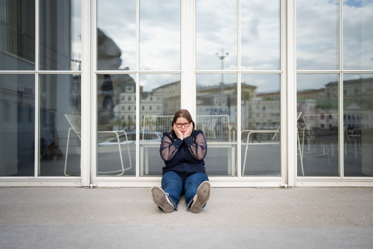 Всем привет! Меня зовут Елена Сокол и я логопед-практик. Я помогаю обычным мамам из нашей с вами жизни заниматься со своими детьми самостоятельно.