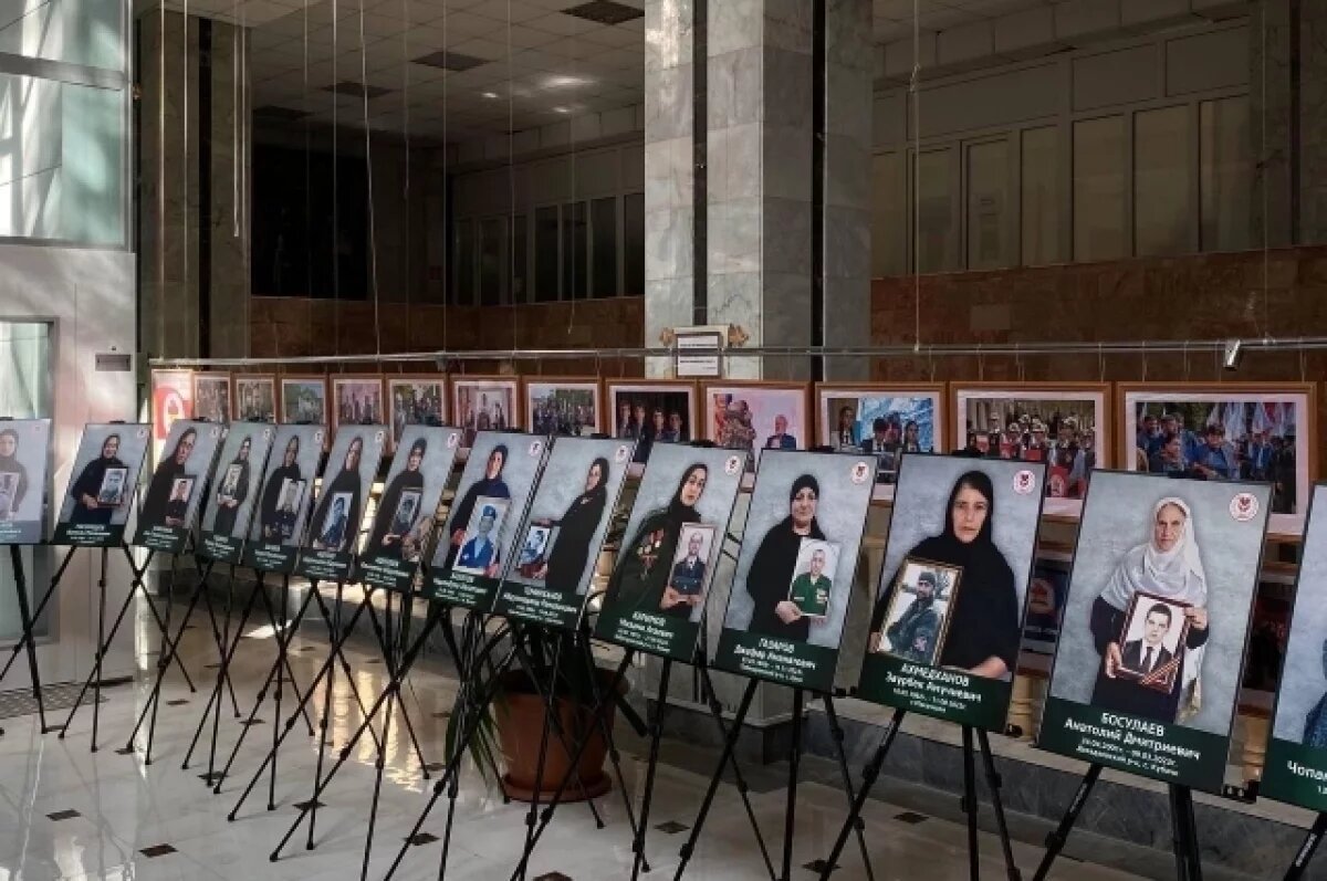    В Дагестане открылась выставка, посвящённая матерям участников СВО