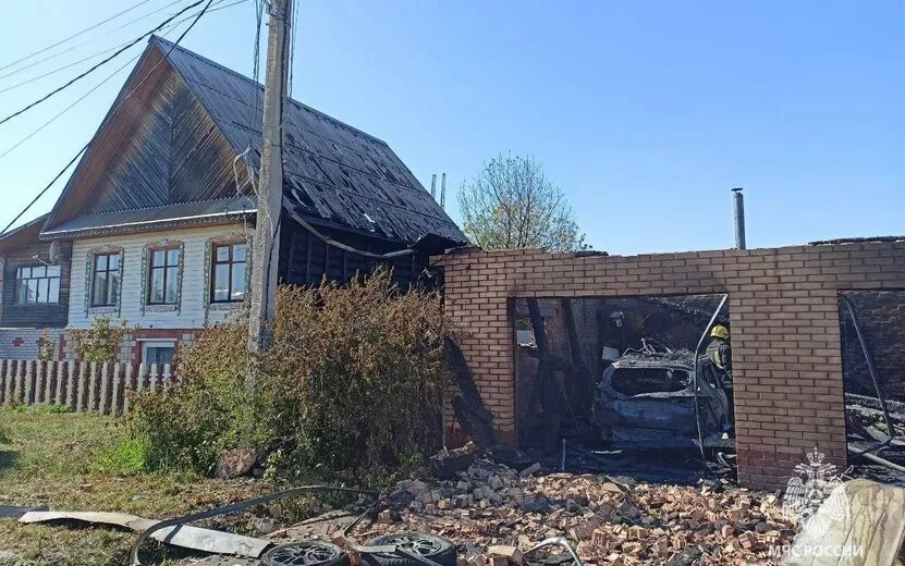    Баня, гараж и машина сгорели в Завьялово