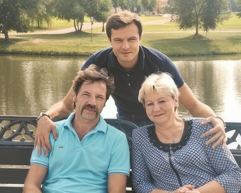 Евгений Пронин с родителями