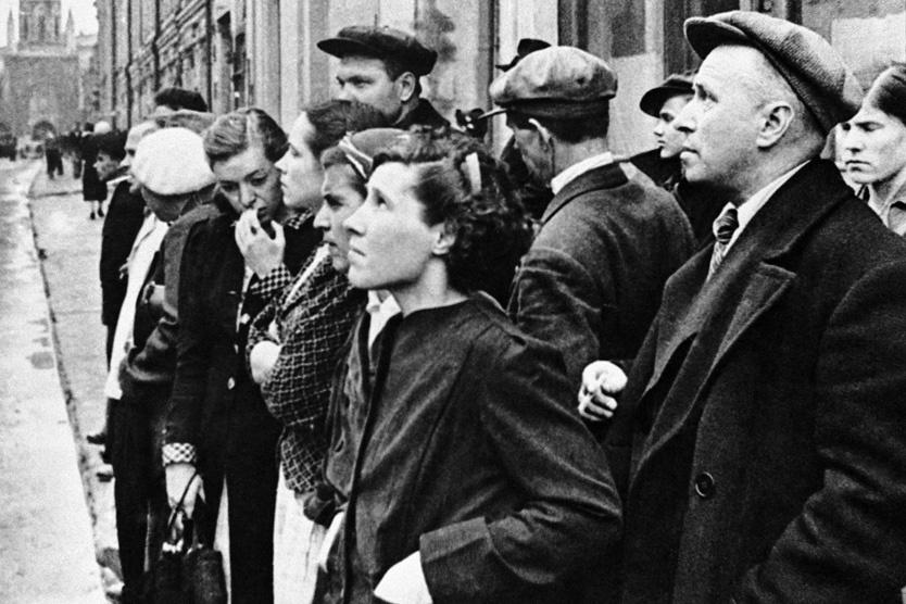 Жители города у репродуктора слушают обращение наркома Молотова. Фото: Евгений Халдей / ТАСС