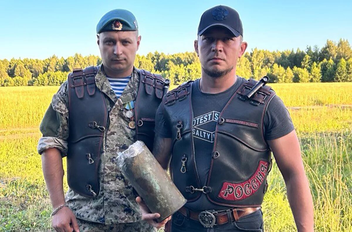 Евгений Курыленко (справа) и Вадим Попов с гильзой 1941 года. Забор земли на Малеевом поле.