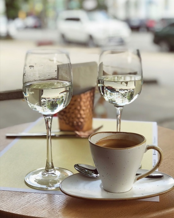 Вода и кофе. Да, вы правильно поняли. Так в бокалах подают воду к кофе в одном из европейских кафе.