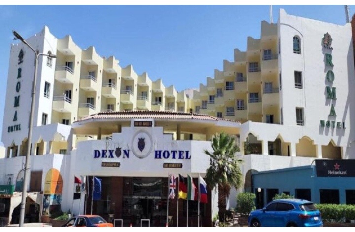 "Лицевая" часть отеля. Внутри этого треугольника за крышей и находится бассейн. Фото из интернета