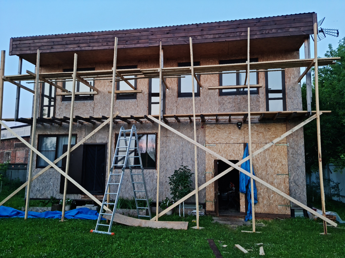 Лето 2021 года, начинаем красить дом. Леса подготовлены.