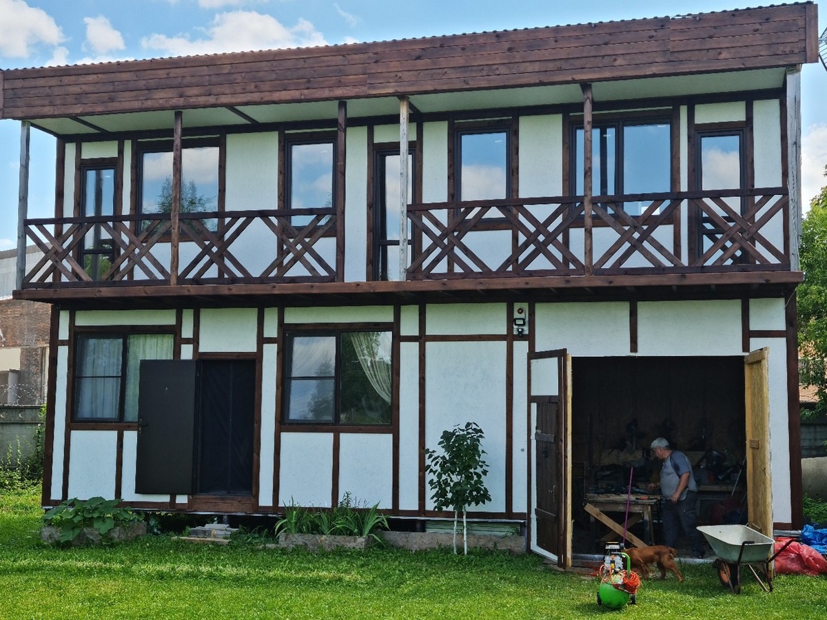 Дом сразу после покраски Древопластом (белый цвет) и Древотексом (Палисандр) выглядел, как конфетка