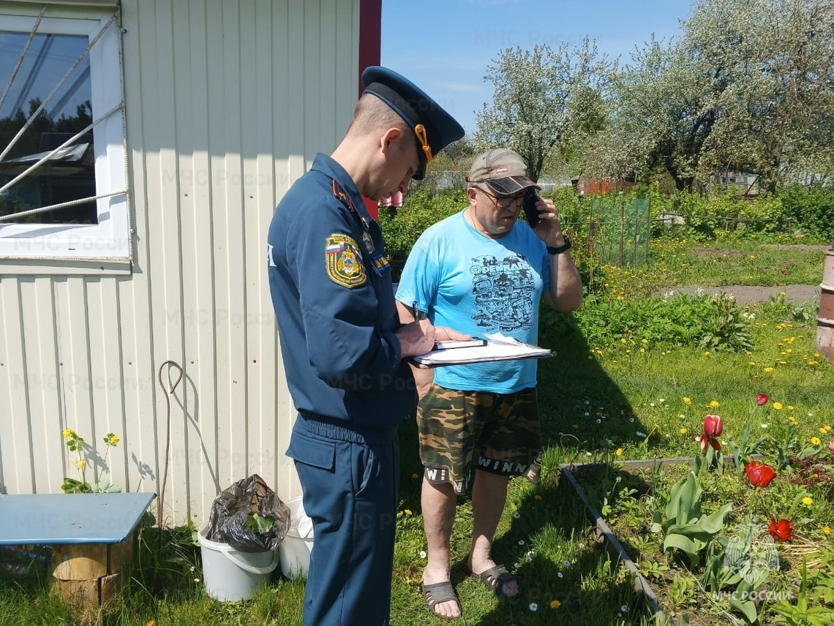Инспекторы государственного пожарного надзора г. Костромы проводят ежедневные профилактические мероприятия в коллективных садоводческих товариществах, расположенных на территории областного центра.

В каждом садовом товариществе на информационных стендах размещаются памятки и листовки с правилами поведения в пожароопасный сезон. Сотрудники МЧС России напоминают садоводам основные требования пожарной безопасности, о том какая административная ответственность предусмотрена за их нарушения.

Сегодня специалисты чрезвычайного ведомства провели профилактические мероприятия на территориях СНТ «Ветеран труда» и «Просвещенец» областного центра.

Заместитель начальника территориального отдела надзорной деятельности и профилактической работы г. Костромы Александр Соколов довел садоводам основные требования пожарной безопасности, которые необходимо строго соблюдать, напомнил минимально допустимые расстояния при сжигании мусора и сухой растительности, а также при приготовлении пищи на открытом огне.

Главное управление МЧС России по Костромской области напоминает жителям о необходимости строго соблюдать требования пожарной безопасности, быть осторожными при обращении с огнем! Берегите свою жизнь и своё имущество от пожара!

Фото ГУ МЧС России по Костромской области
