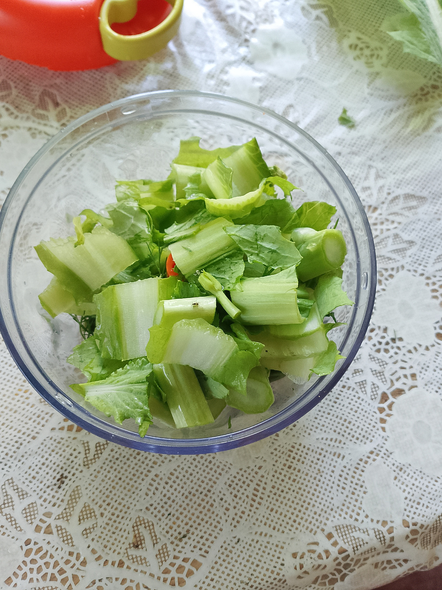 Утолщенные стебли порезала на кусочки и измельчила в измельчителе