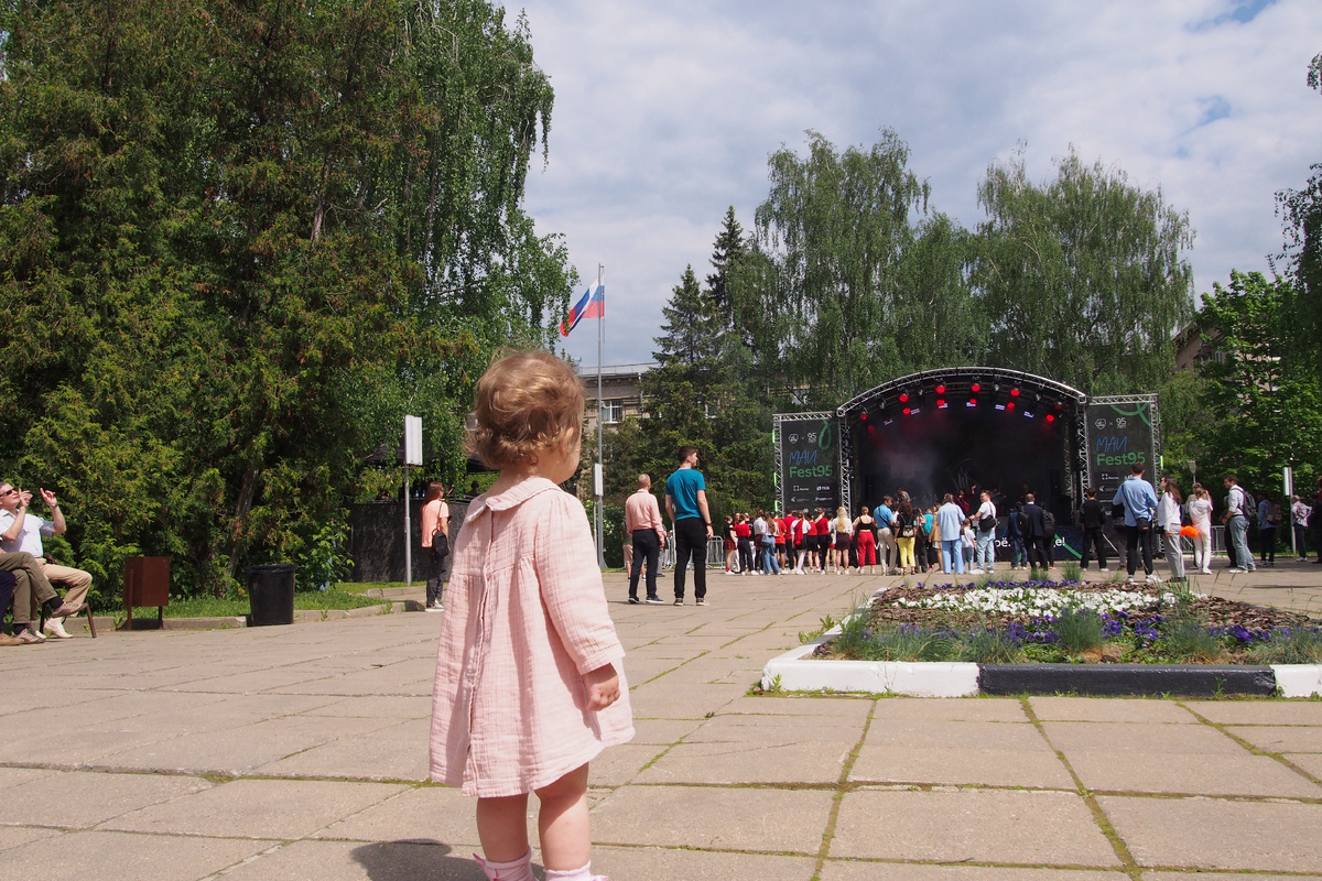 Слушает музыку