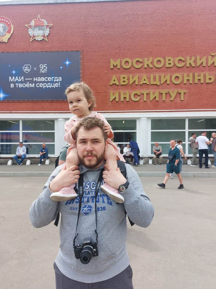 Смотрит вдаль