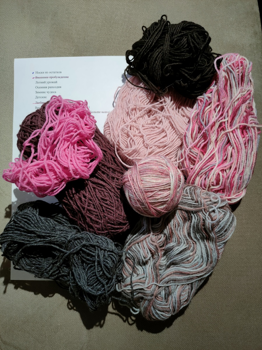 Пряжа, которая планировалась к использованию, но светло-розовую и светло-серую в полоску по итогу использовать не стала. 