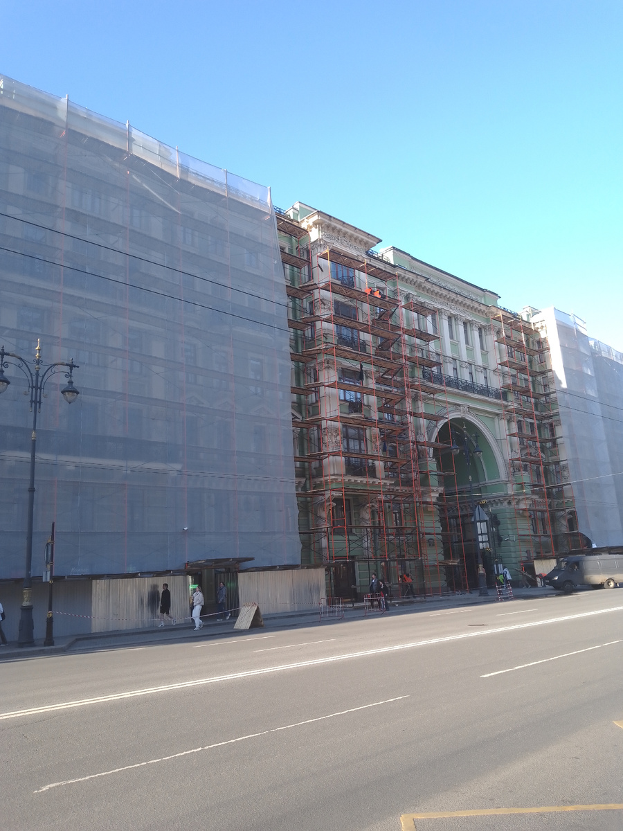 Доходный дом Ратькова-Рожнова. Это местная достопримечательность на Кирочной улицы. очень красивое здание. Оно сейчас на реставрации.