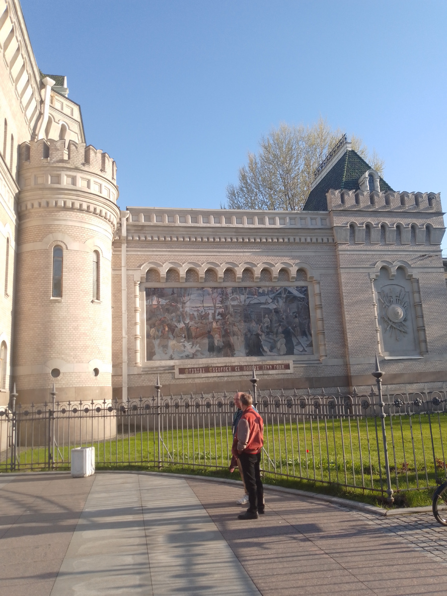 Картина "Отезд Суворова в поход в 1799 году. зхападная башенка замка украшена бойницами, как и лестничная у центральной 