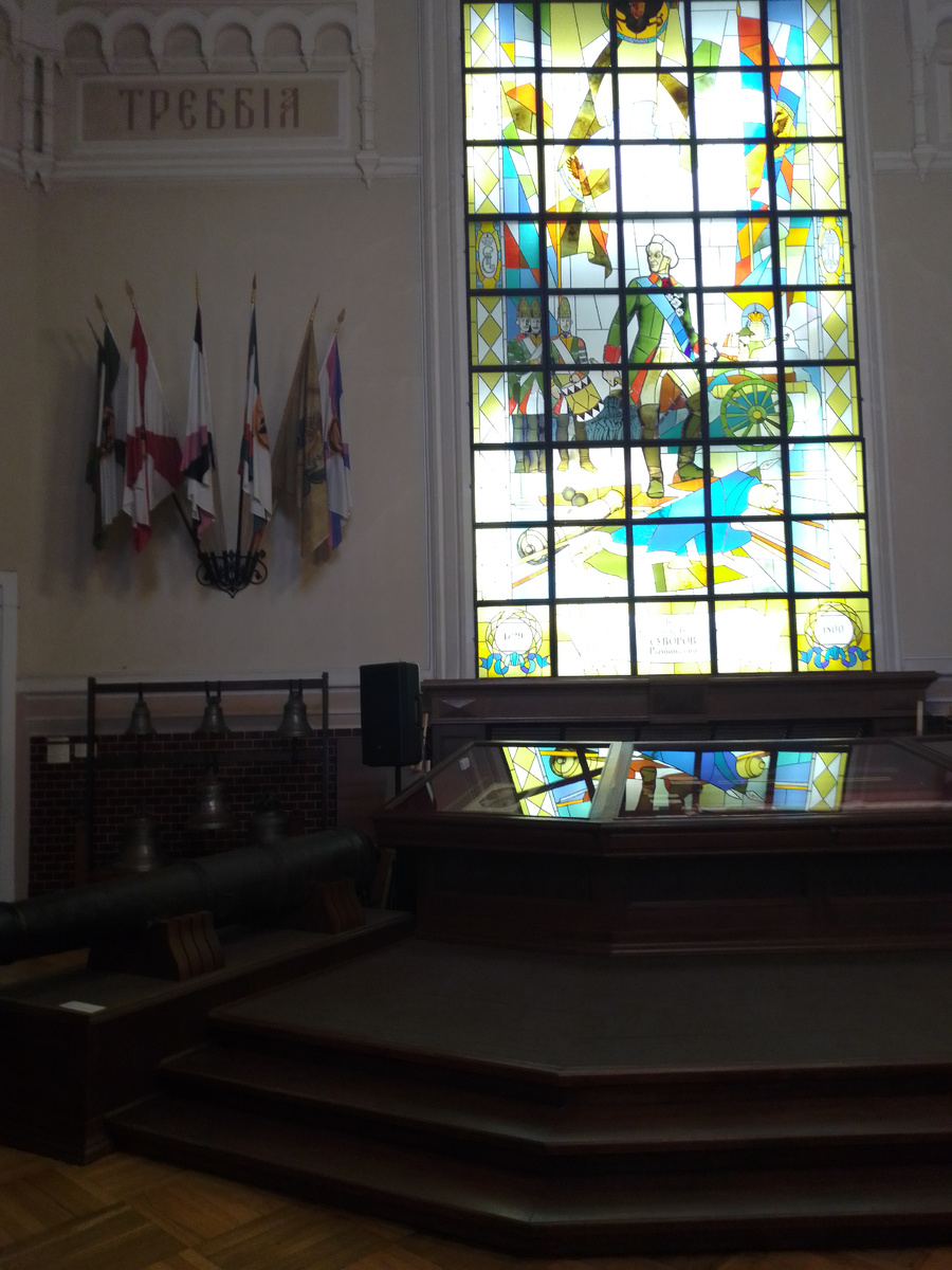 Витаж в центральном зале замка