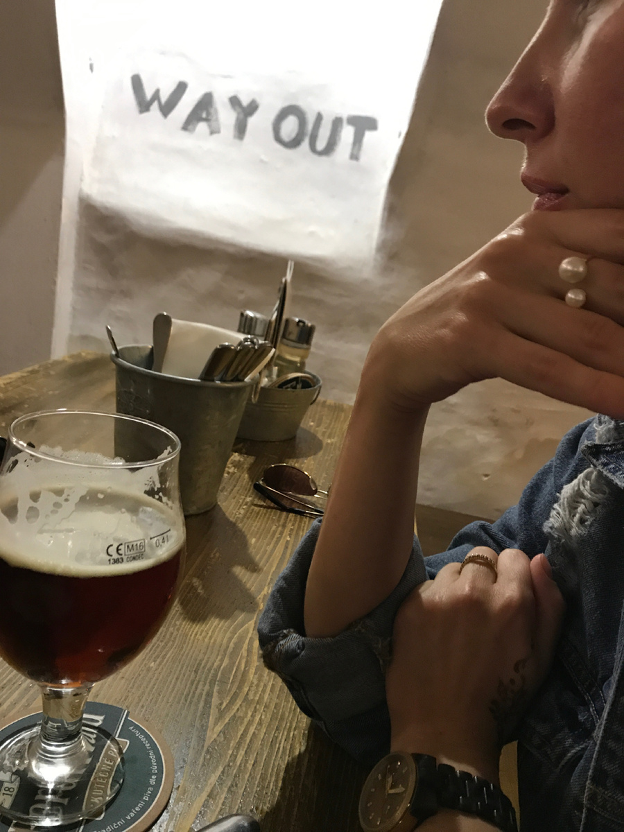 Прага- место концентрации теллурических токов, точка пересечения мистических культов, там, в этом чарующем своей красотой, городе удивительно органичным образом сплетается христианство и иудаизм, масонство и ислам. Там, камни на Староместской площади, пропитаны кровью казненных мятежников, призраки погибших во время пыток бродят по коридорам узких старинных улочек, не находя успокоения… Фото автор сделал на Малостранской, а девушка пьет пиво под названием « 7 пуль»- в честь семи выстрелов сделанных Гаврилой Принципом в Фердинанда…. Пиво, кстати говоря очень хорошее….