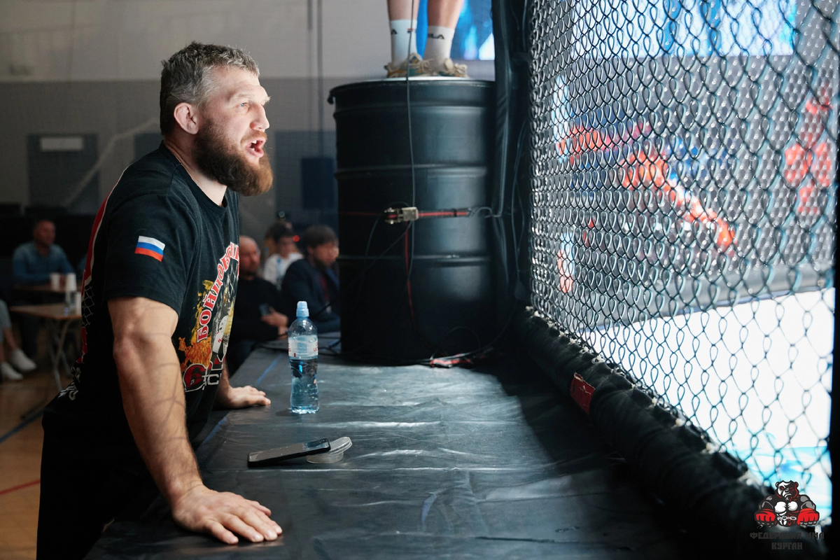 Секундирую учеников на турнире в Кургане.