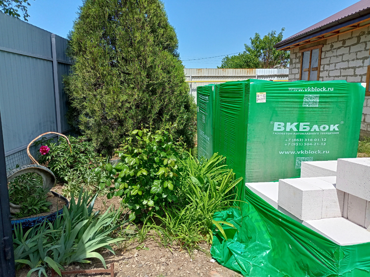 Вот так строительные материалы соседствуют с моими клумбами во дворе. Фото автора.