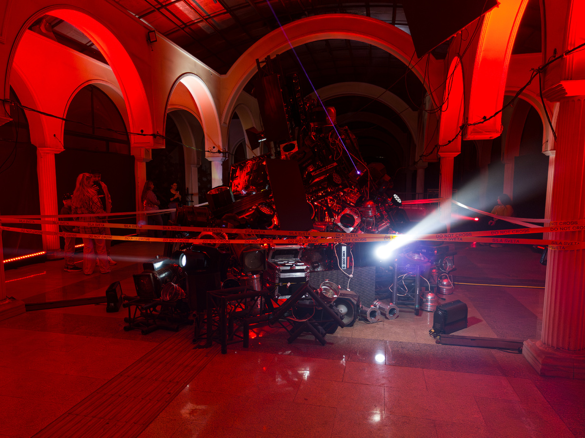 Инсталляция «‎Light is dead»