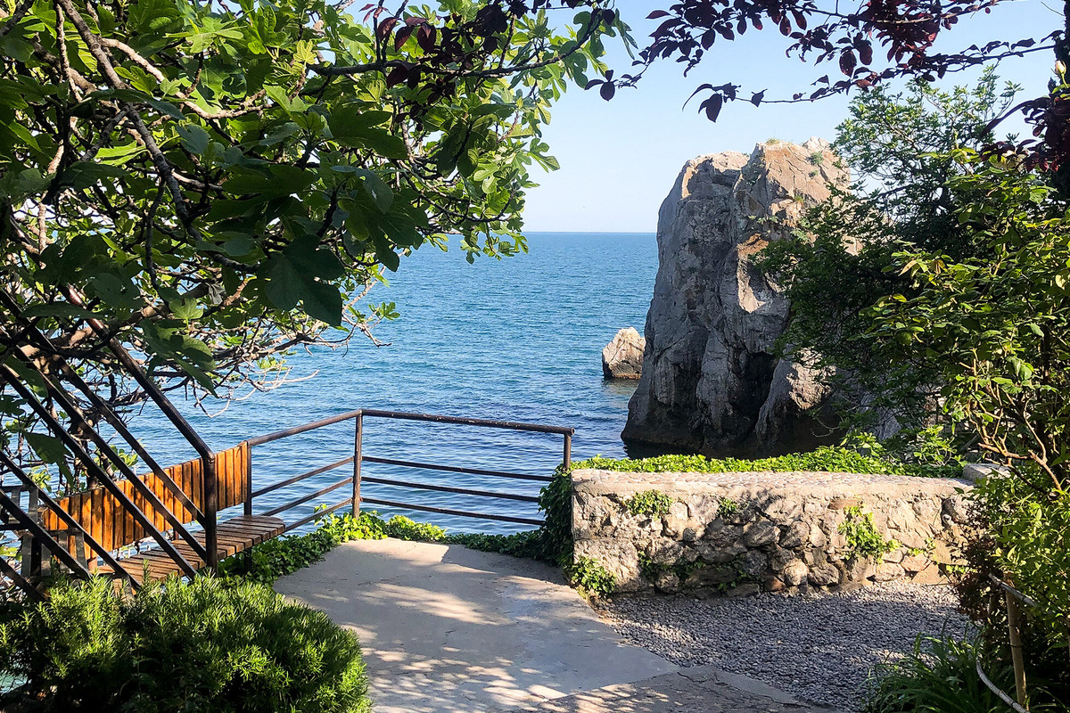 Дача Чехова расположена между Генуэзской вершиной и скалой Подзорная труба