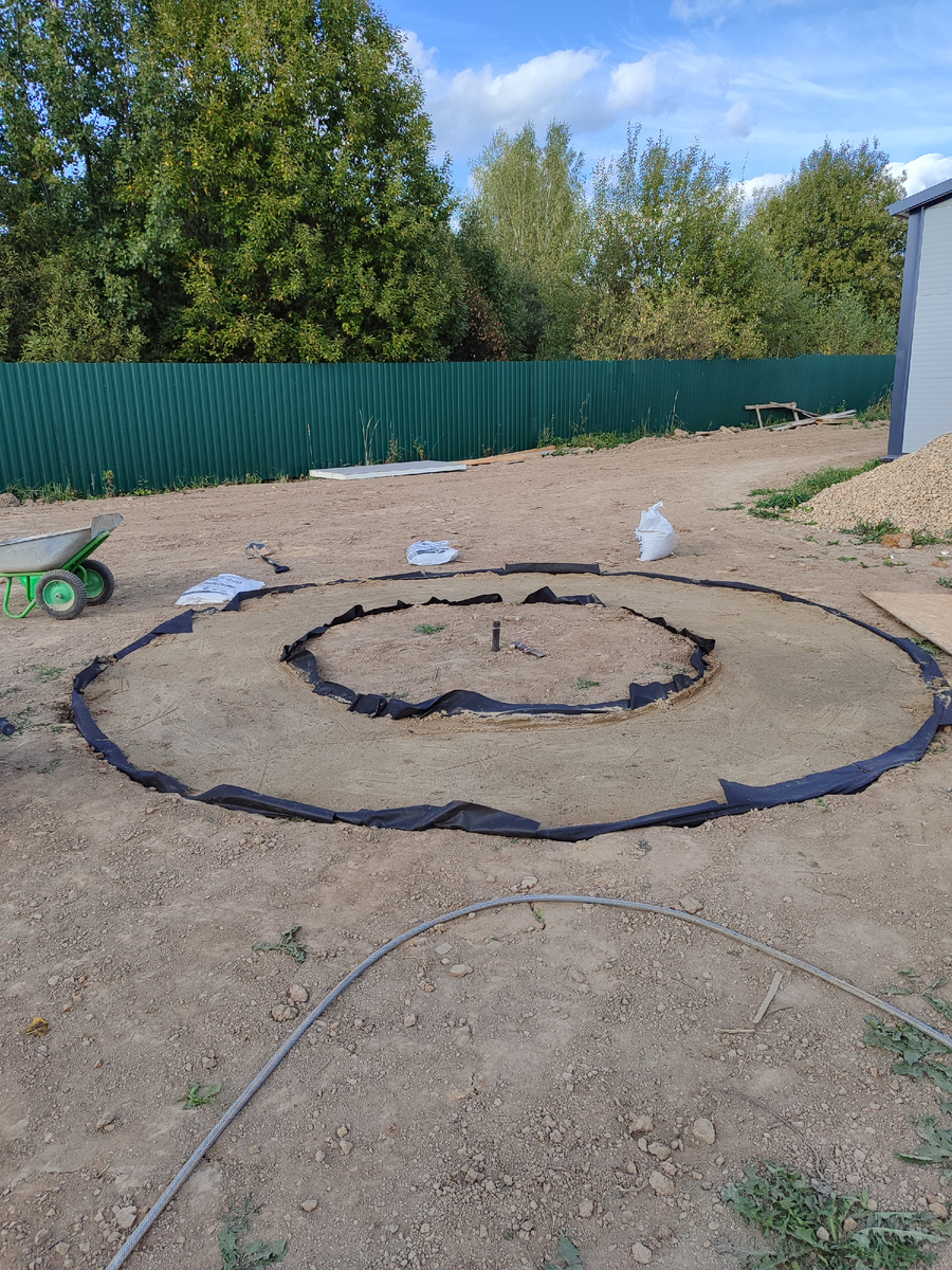 Этот "бетон" долбили киркой. Обратите внимание на центр круга, к нему мы ещё вернемся