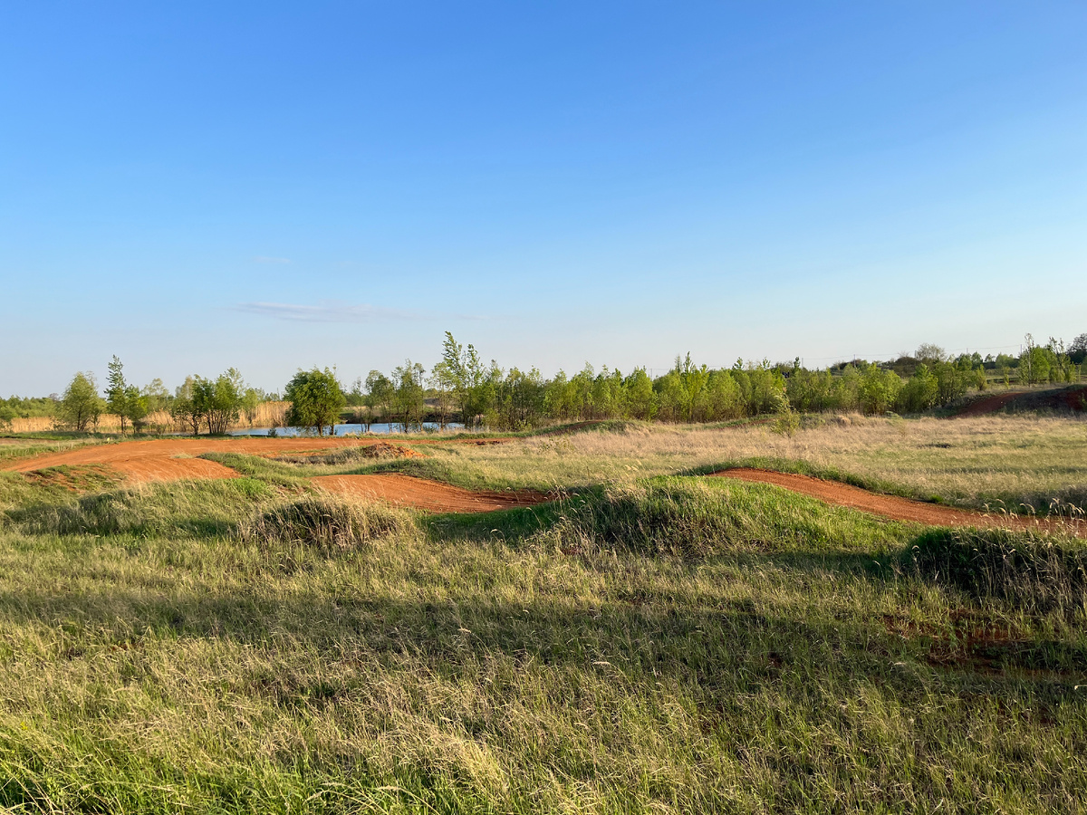 Месторождение глин в Белгородском районе, Беломестненский участок, примерно 8 км от города.