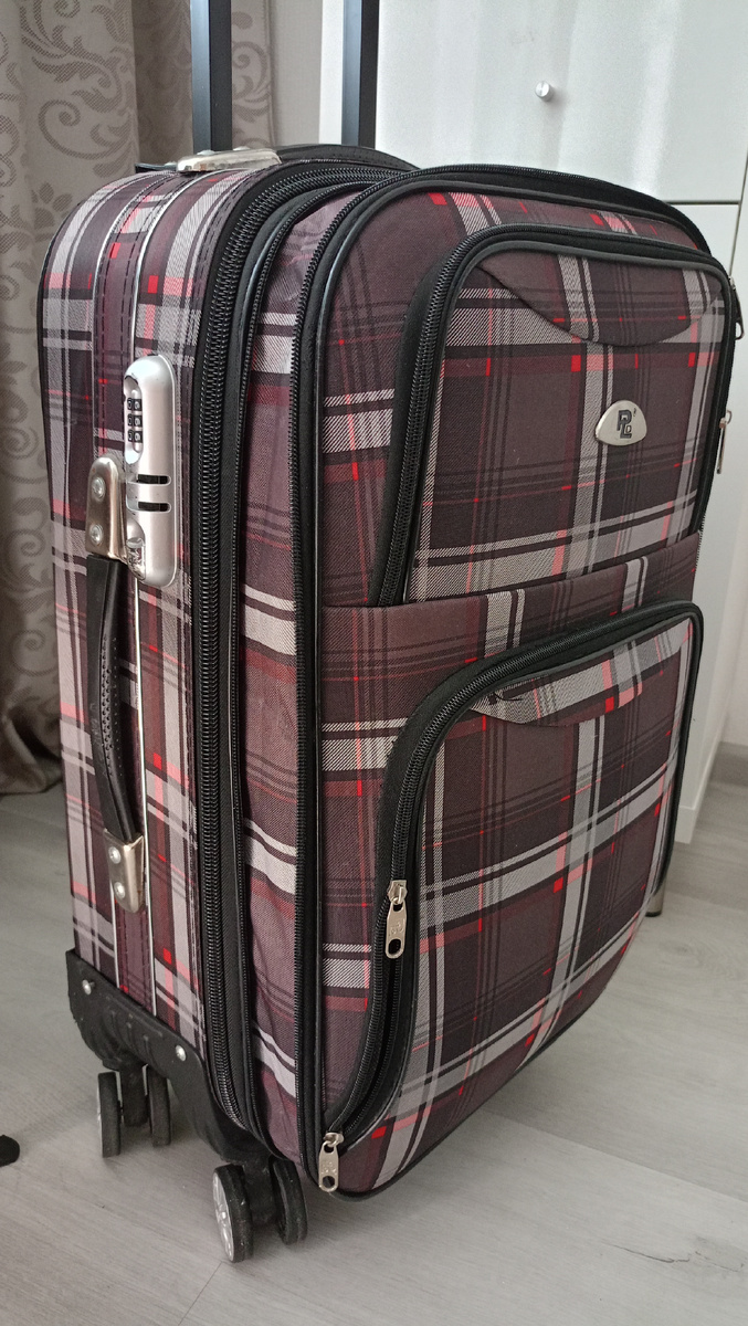 Вот такой скромняга. Лёгкий и удобный, что есть наружные карманы. А съездила с ним я всего дважды. Купила в Адлере ( с внучкой когда были в 2018г) и в том же году в Крым, а потом в Бахрейн зимой слетала. И вся его биография ...