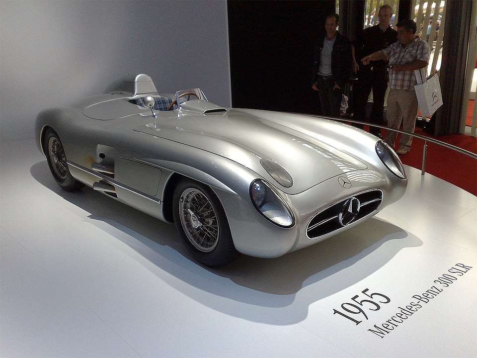 Самый дорогой автомобиль в мире – это Mercedes-Benz 300 SLR Uhlenhaut. В 2022 году он был продан на аукционе за 135 миллионов евро, что на тот момент составляло 142 миллиона долларов. Этот гоночный автомобиль, разработанный для серии гонок World Sportscar Championship 1955 года, является не только самым дорогим, но и самым быстрым дорожным автомобилем своего времени. Он способен развивать скорость до 290 км/ч. Другие дорогие автомобили, которые также упоминаются в источниках:Rolls-Royce La Rose Noire Droptail:Стоимость этого эксклюзивного родстера, вдохновленного французской розой Black Baccara, варьируется в пределах 30-32 миллионов долларов. Bugatti La Voiture Noire:Этот гиперкар, основанный на Bugatti Chiron, стоит 18,7 миллионов долларов. Rolls-Royce Boat Tail:Стоимость этого автомобиля составляет 28 миллионов долларов. Ferrari 250 GTO 1963 года:Этот классический автомобиль был продан на аукционе за 52 миллиона долларов. В целом, цены на самые дорогие автомобили могут варьироваться в зависимости от различных факторов, таких как год выпуска, состояние автомобиля, наличие уникальных деталей и т.д. 