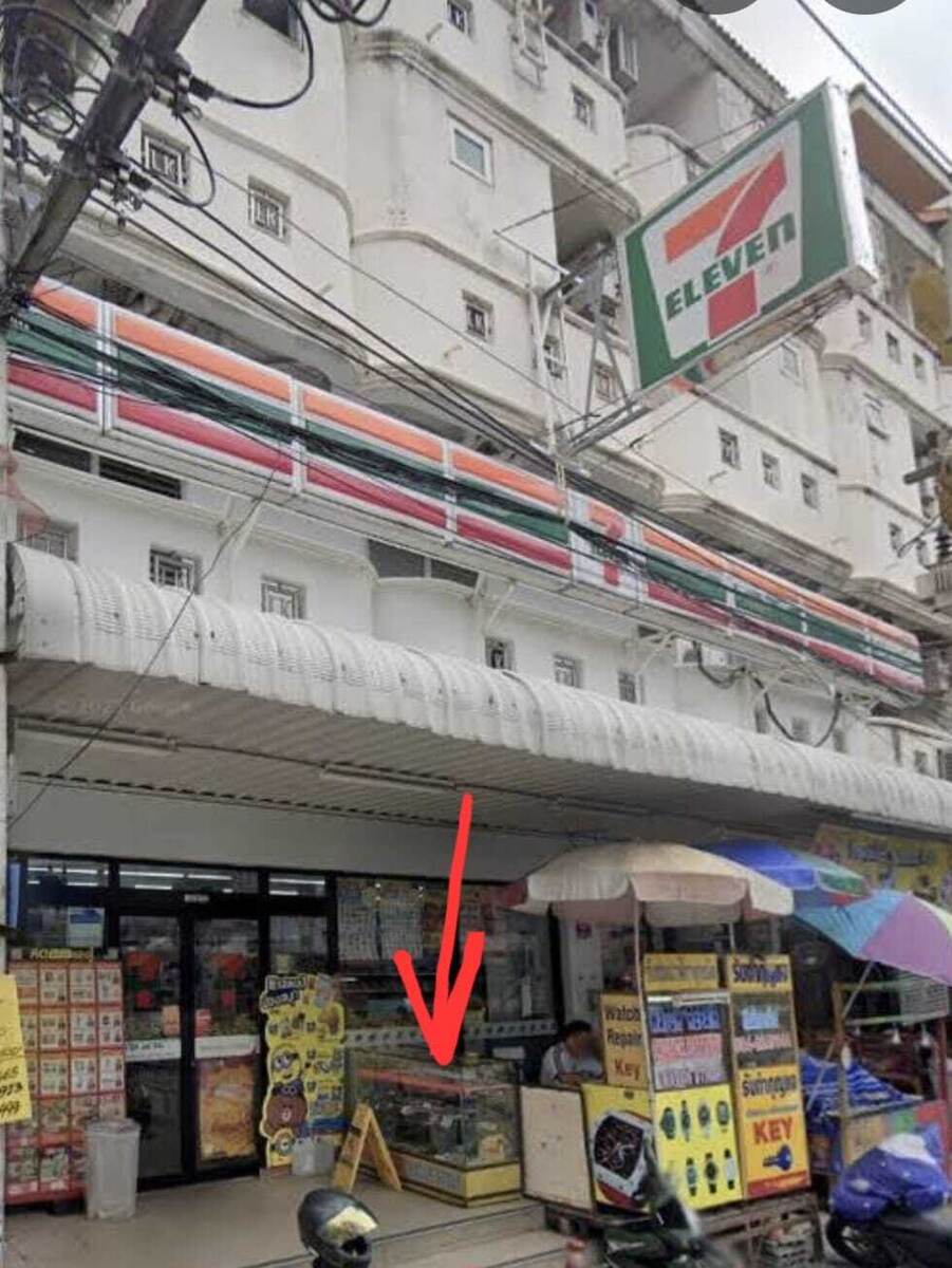 Водрузил  на пьедестал свою  милашку...  Красной стрелкой показано направление и место, куда приземлилось тайское седалище.  