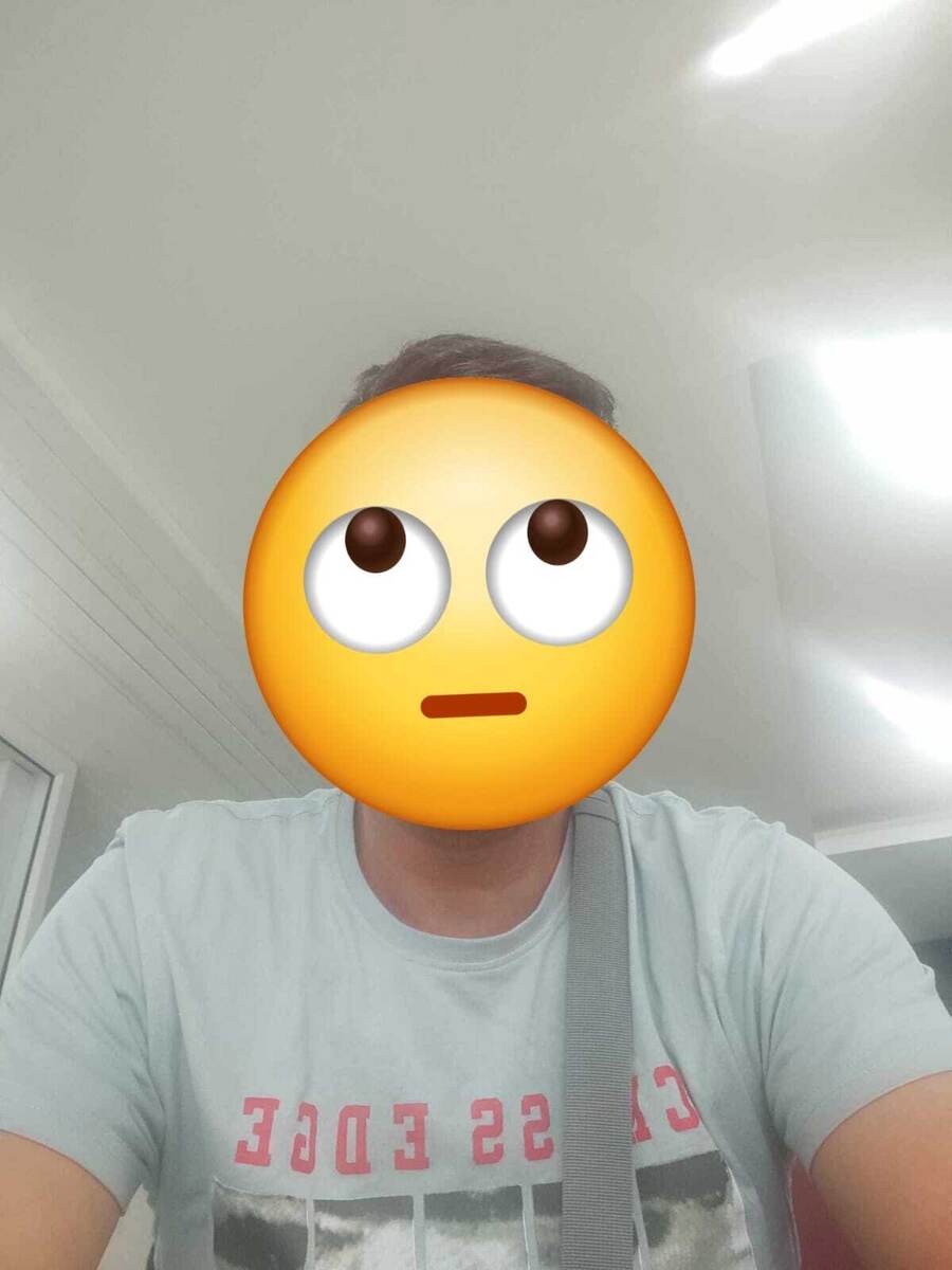 Саша в полицейском участке. Лицо, как и обещала,  запикали. 