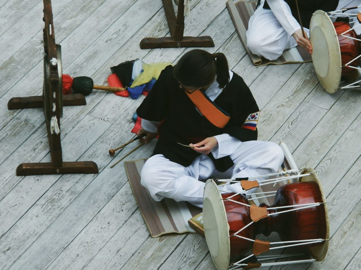 Игра на восточных барабанах. ℗Фотограф: Дарья Васильева