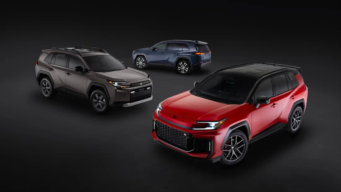 Новый RAV4 представлен одновременно на ключевых рынках – в США, Европе и Японии. И сразу в нескольких ипостасях: базовая Core, "внедорожная" Woodland (она же Adventure на некоторых рынках) 🌲🚜 и "спортивная" GR Sport 🏁.