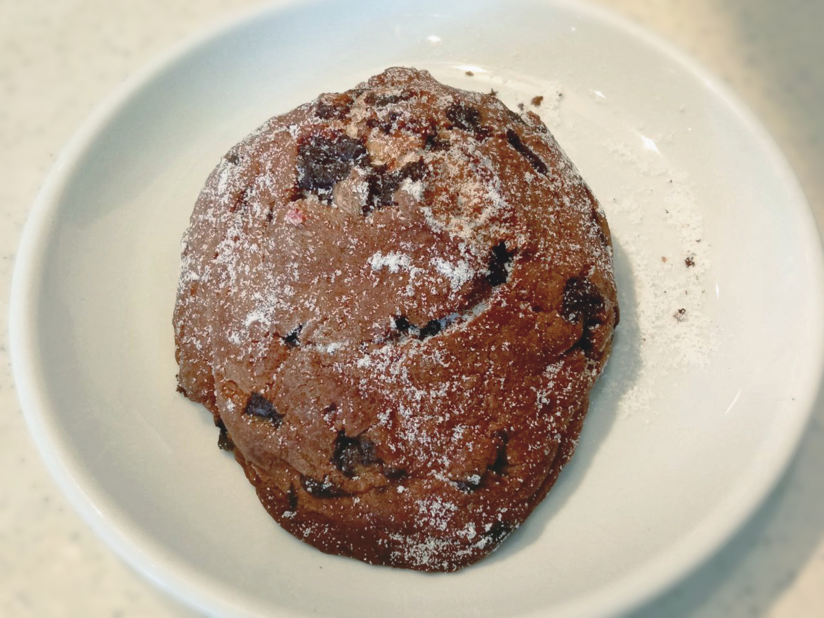 Песочное печенье из столовой "Поварешка". Плотное песочное тесто с изюмом.