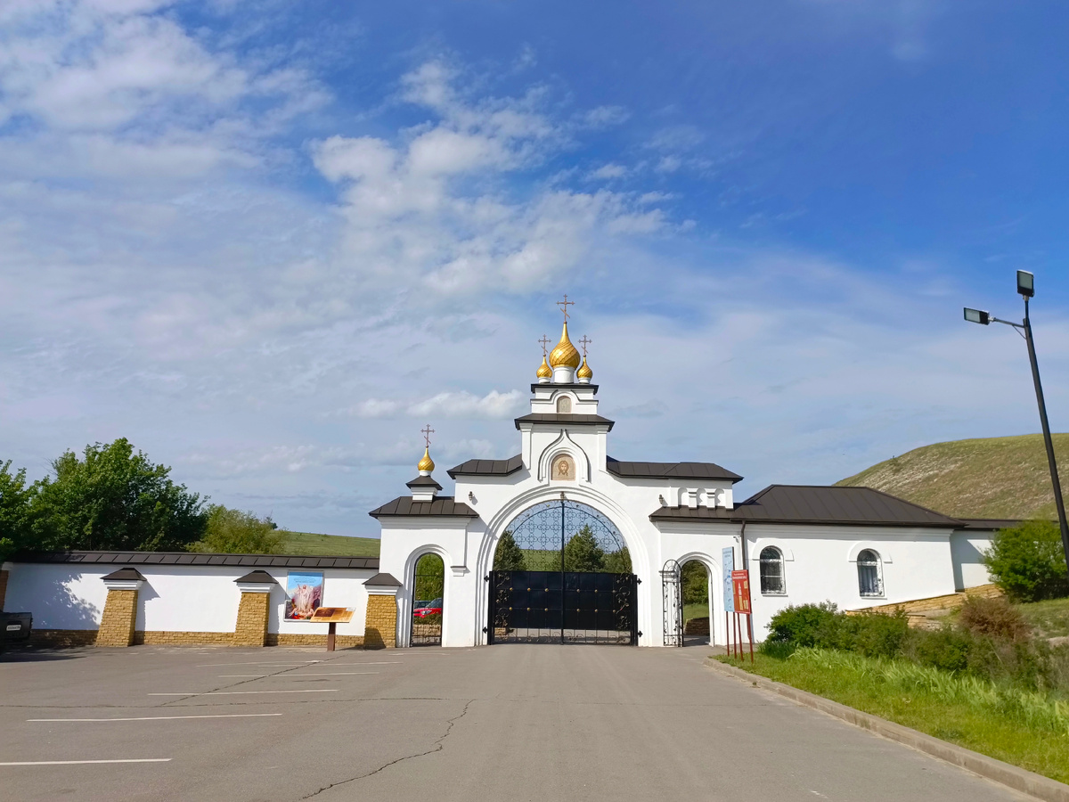 Вход в монастырь