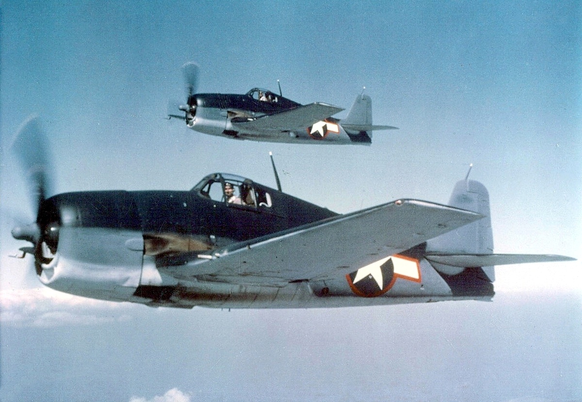 Два истребителя Grumman F6F-3 Hellcat ВМС США в трёхцветном камуфляже