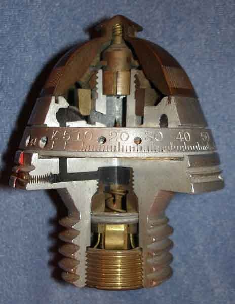 Дистанционная трубка для фугасного снаряда. Поворотом кольца с цифрами, пороховая дорожка проворачивается относительно запального отверстия.