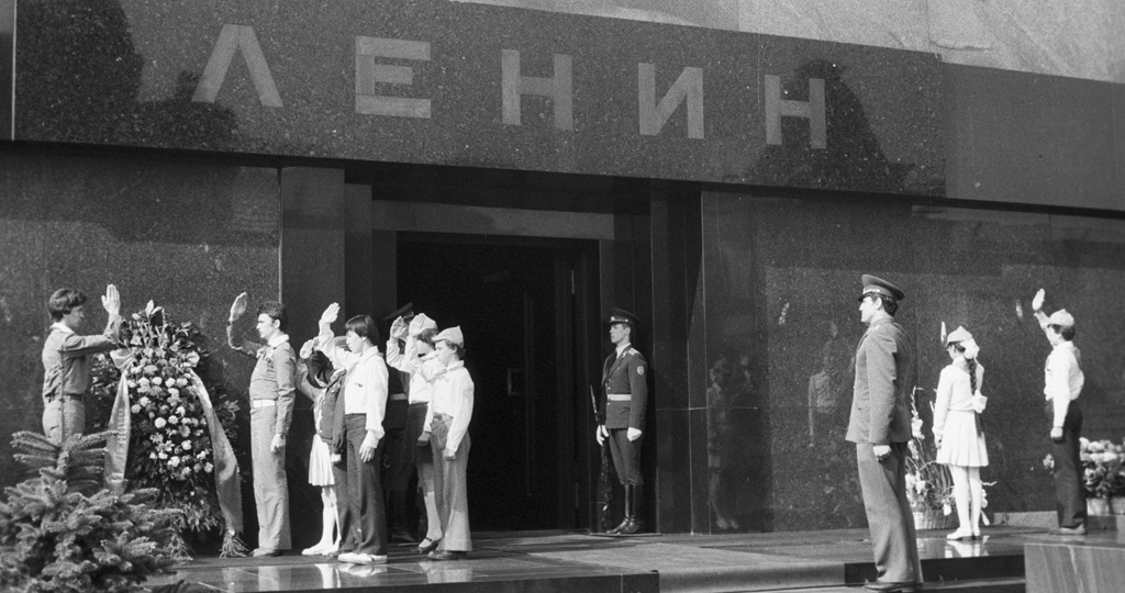 Кому принадлежала идея поместить Ленина в мавзолей, и почему против выступали Крупская и Троцкий?