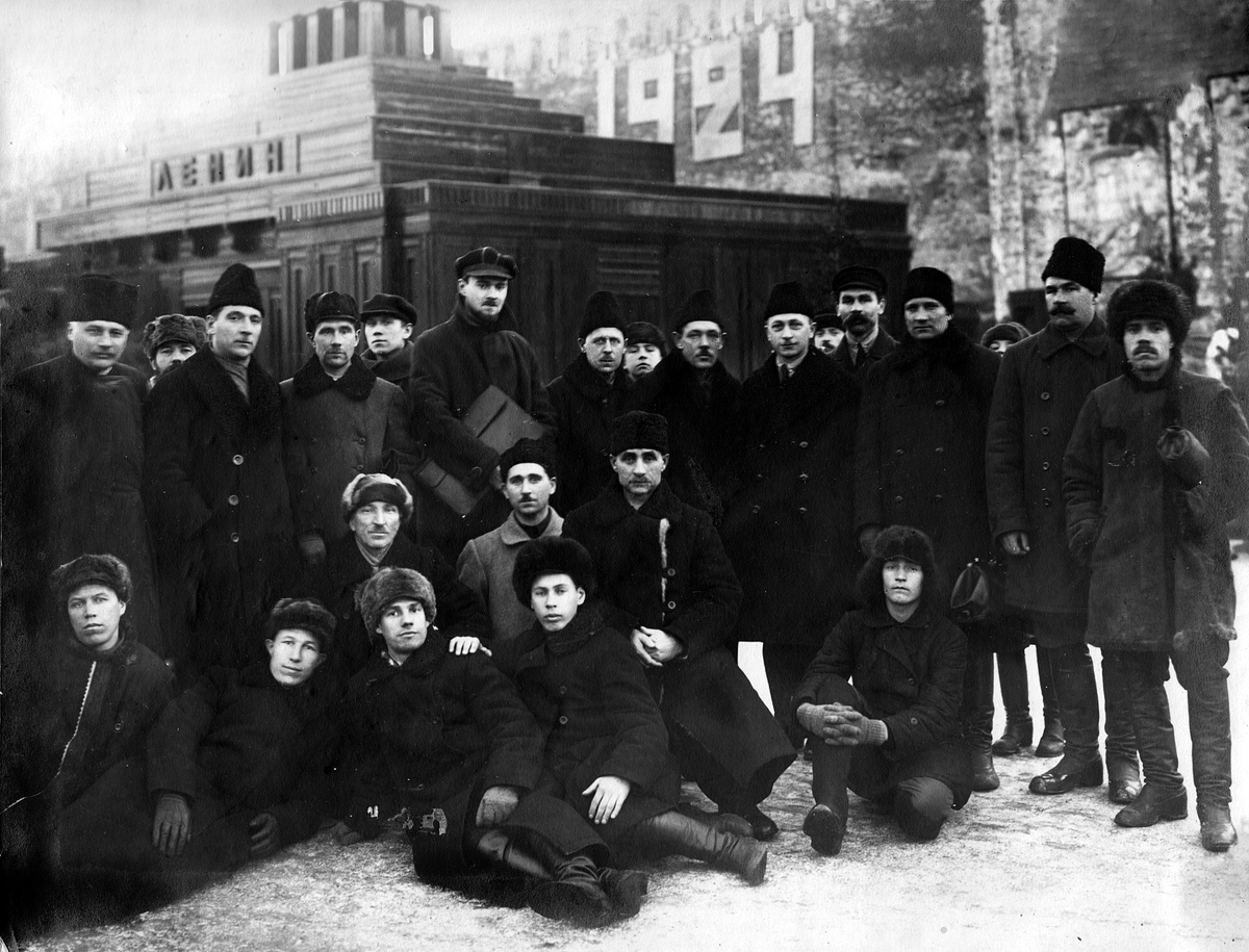 У деревянного мавзолея Ленина, 1924 год